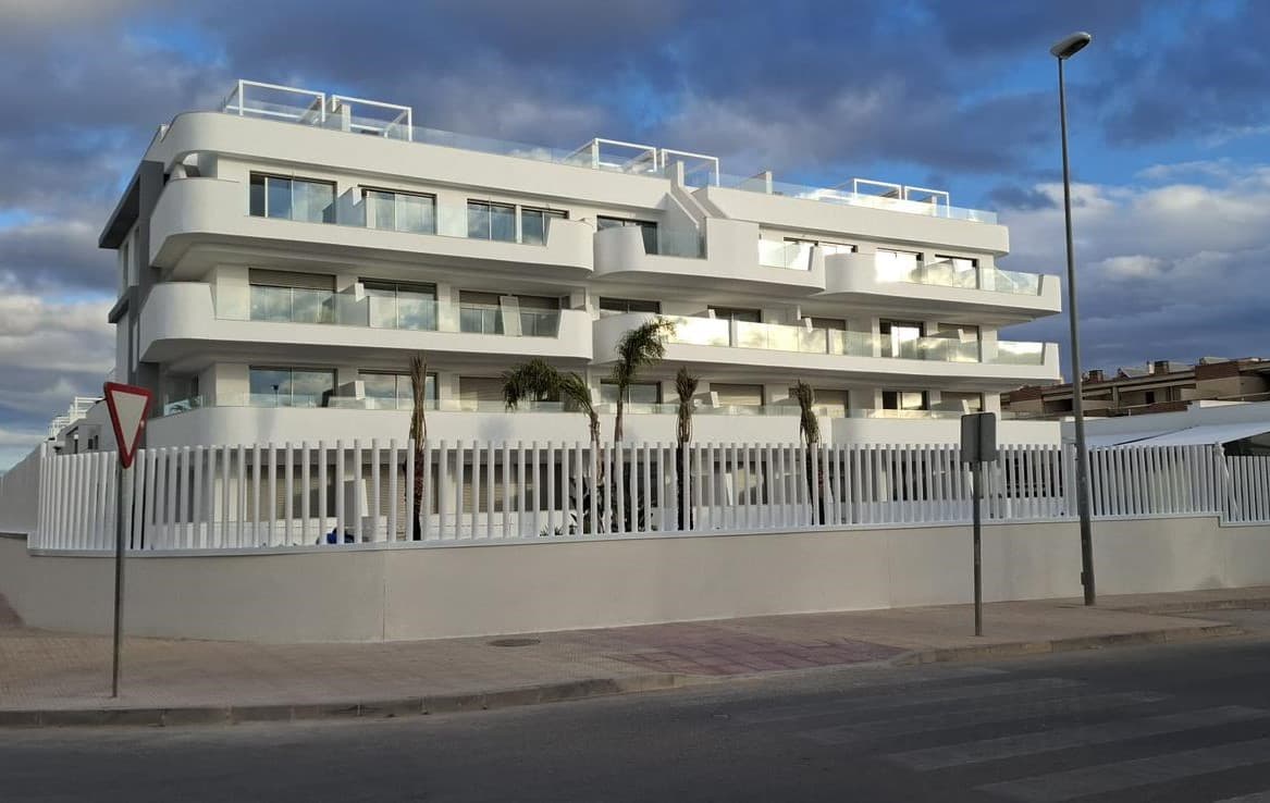Ground-floor apartment 2 bed. in Cabo Roig 3