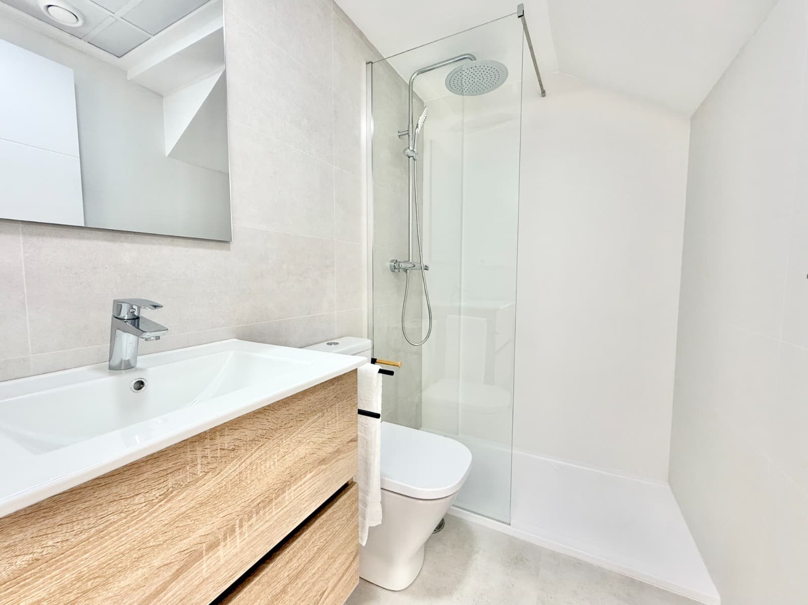 Top-floor bungalow 2 bed. in Cox 8