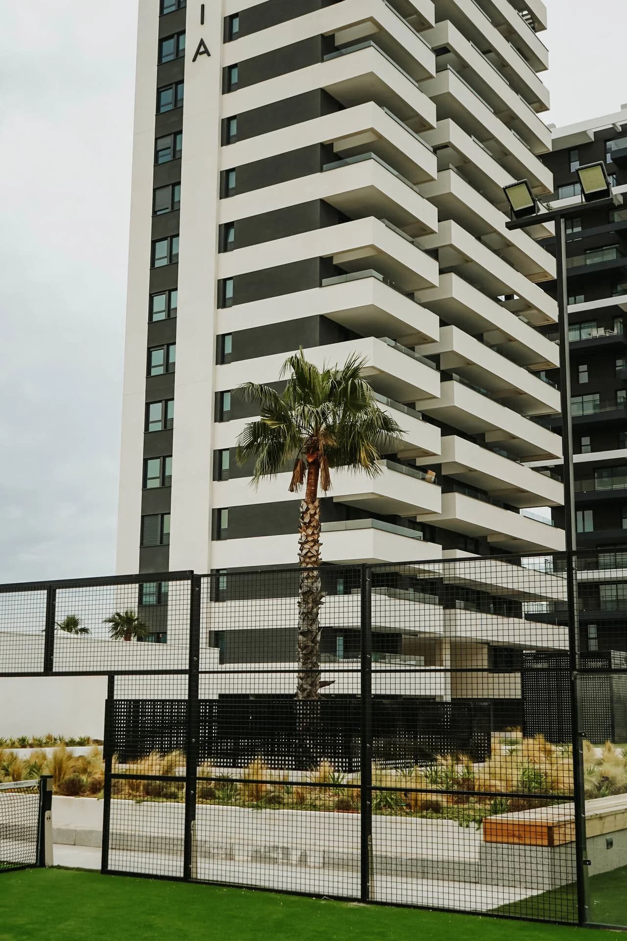 Edifício moderno de apartamentos novos em Calpe, Costa Blanca — exemplo de custo total de aquisição acima do preço anunciado