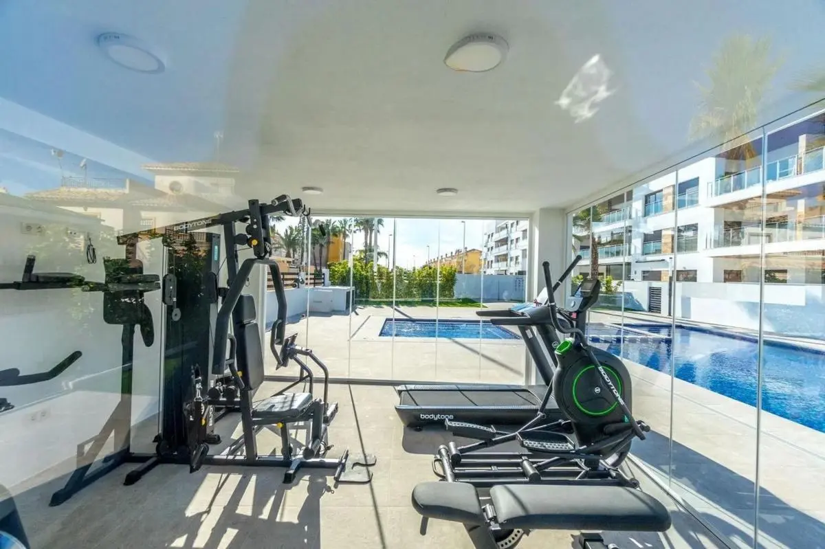Pohjakerroksen huoneisto 2 makuuhuone kohteessa Torrevieja 7